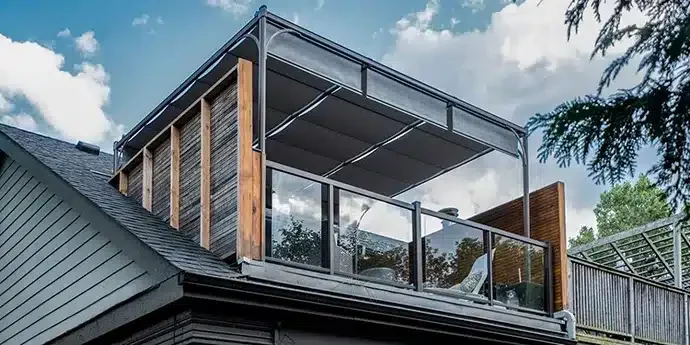 Silhouette aluminum patio cover with integrated retractable canopies